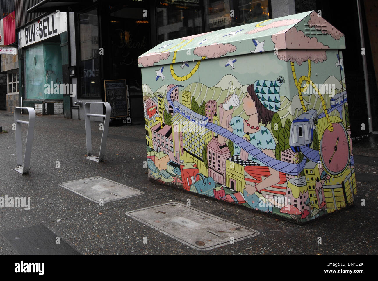 Vancouver. Xvii Dec, 2013. Foto scattata su dic17, 2013 mostra illustrazione 'alla meraviglia' da Jingyao Chen la copertura di una utility box a Vancouver in Canada. Il centro di Vancouver Business Improvement Association ha commissionato Emily Carr University gli studenti di arte a girare 11 box utility in opere d'arte, che sarà visualizzato per due anni. Credito: Sergei Bachlakov/Xinhua/Alamy Live News Foto Stock