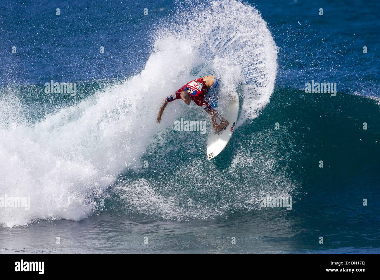 Dic 10, 2005; Oahu, Hawaii, USA; Australian PHILLIP MCDONALD sarà la conclusione 2005 con il suo miglior risultato di sempre in ultima immissione sul FosterÕs MenÕs ASP World Tour non importa dove egli pone nel Rip Curl Pro Pipeline Masters che si svolge presso il Banzai Pipeline sulla North Shore di Oahu. MacDonald è attualmente terzo in classifica, dietro gli americani Kelly Slater della Florida e Andy ferri da stiro di haw Foto Stock