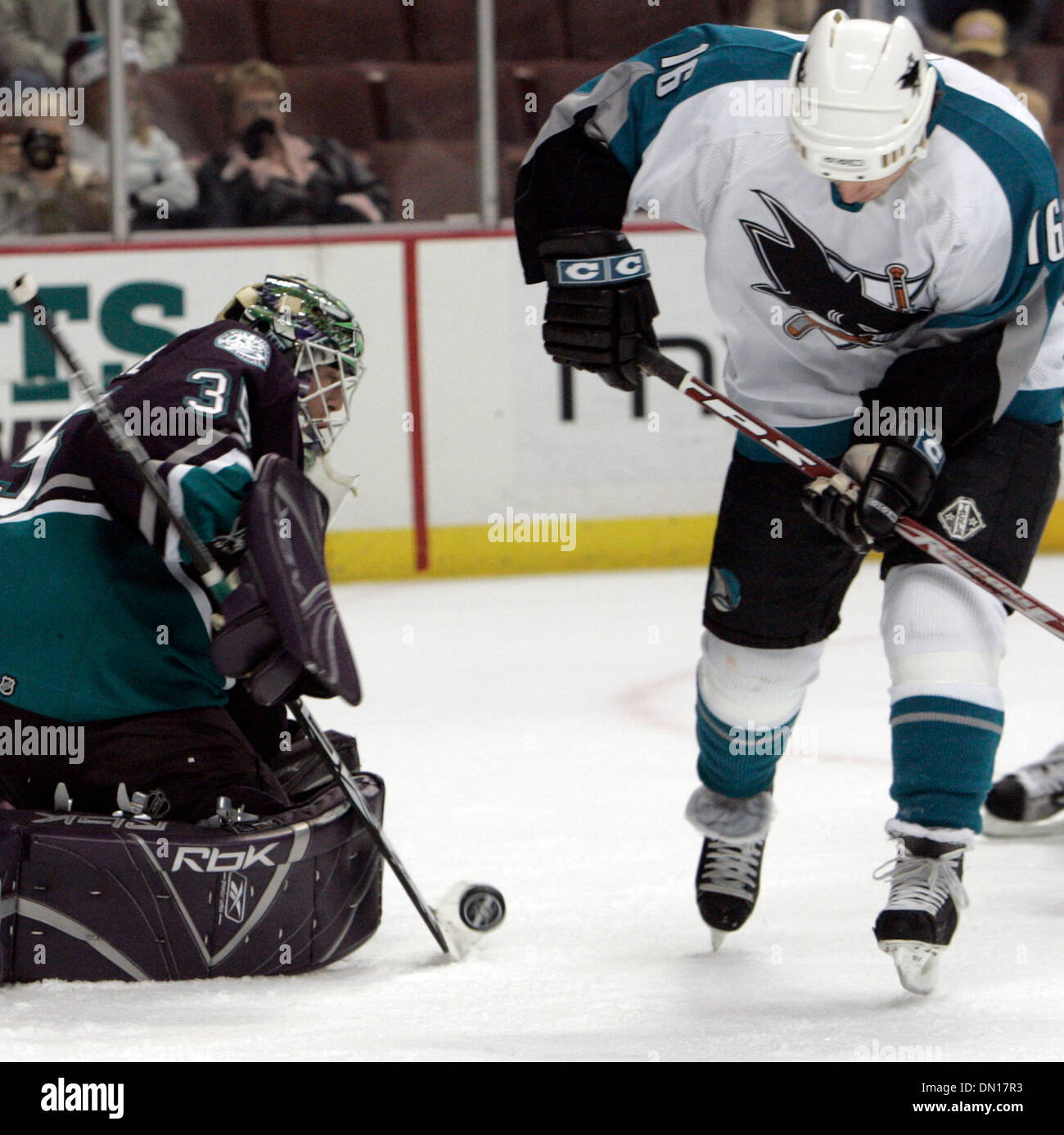 Dic 18, 2005; Anaheim, CA, Stati Uniti d'America; Mighty Ducks goalie (35) Jean-Sebastian Giguere (R) rende un salvataggio contro gli squali di San Jose (16) Mark Smith durante il primo periodo del loro gioco all'Arrowhead Pound in Anaheim , California. Credito: foto di Armando Arorizo/ZUMA premere. (©) Copyright 2005 da Armando Arorizo Foto Stock