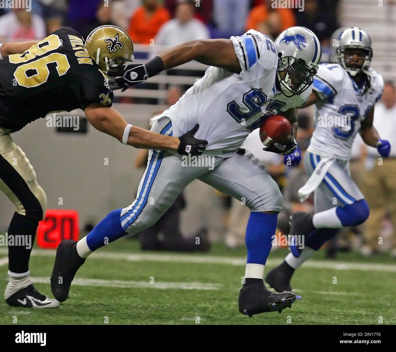 Dic 24, 2005; San Antonio, TX, Stati Uniti d'America; Lions affrontare difensiva Shaun Rogers, precedentemente della University of Texas, boati passato Zachary Hilton (86) con un fumble tornare per un touchdown nel primo semestre Sabato, Dicembre 24, 2005. I Lions hanno vinto 13-12 su un ultimo secondo obiettivo del campo. Credito: Foto di B. M. Sobhani/San Antonio Express-News /ZUMA premere. (©) Copyright 2005 da San Ant Foto Stock