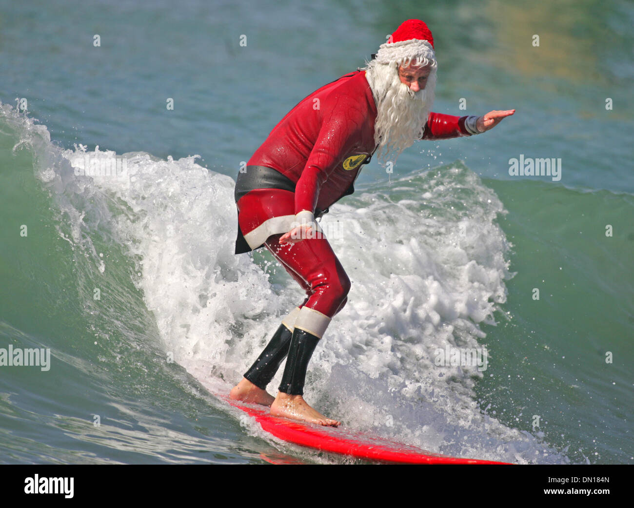 Oct 29, 2006; Manhattan Beach, CA, Stati Uniti d'America; VINCE RAY, di Redondo Beach, California, sposa la parte di Babbo Natale mentre egli partecipa alla seconda annuale Surf progressivo del gruppo spaventare N' strappare Surf Contest in Manhattan Beach, California, dove i concorrenti sono giudicati ugualmente per il loro costume come lo sono per il surf capacità. Credito: Foto di Branimir Kvartuc/ZUMA premere. (©) copia Foto Stock