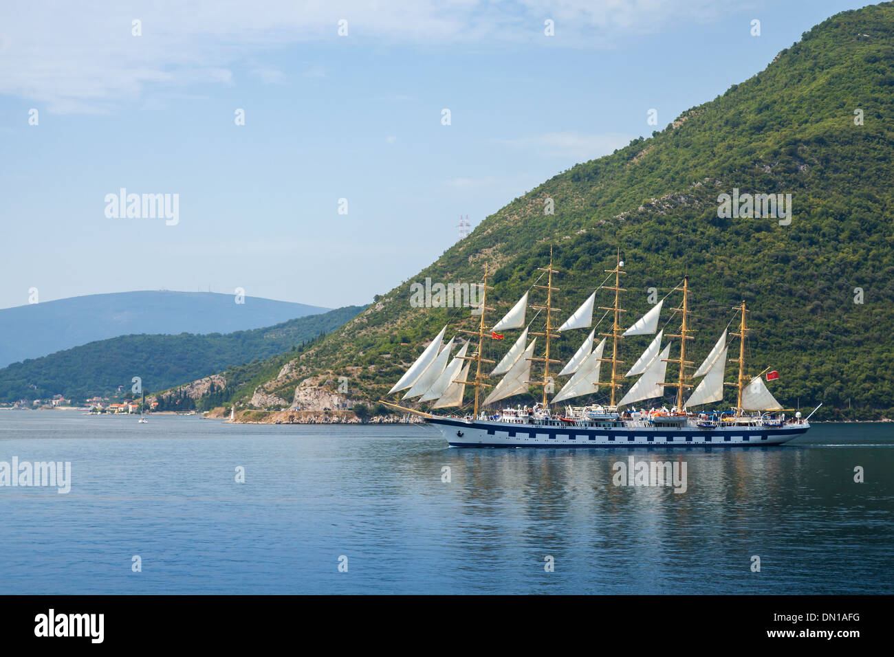 Grande nave a vela va sulla Baia di Kotor Foto Stock