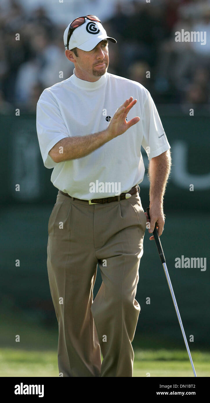 Jan 28, 2006; La Jolla, CA, Stati Uniti d'America; GOLF: ROD PAMPLING onde in mezzo alla folla dopo la finitura sul foro 18 durante la Buick Invitational 2006. Credito: Foto di Charlie Neuman/San Diego raccordo T/ZUMA premere. (©) Copyright 2006 da San Diego raccordo T Foto Stock