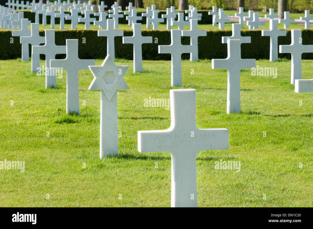 La stella di Davide headstone indica la tomba di un ebreo soldato americano, noi Cimitero di Guerra, Madingley, Cambridge, Regno Unito Foto Stock