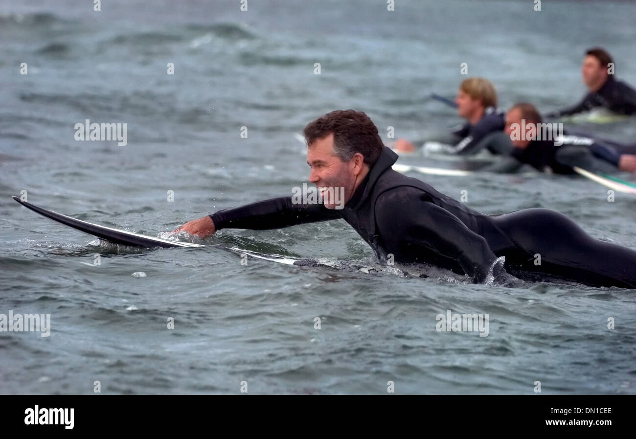 Feb 07, 2006; Half Moon Bay, CA, Stati Uniti d'America; non conformisti Surf Contest director Jeff Clark rema fuori per il surf di pausa a formare un cerchio di surfers e condurre un cerimoniale di preghiera ad Half Moon Bay in occasione della cerimonia di apertura del Mavericks Surf Contest. Credito: foto di Kevin tedesco/Sacramento Bee/ZUMA premere. (©) Copyright 2006 by Sacramento Bee Foto Stock