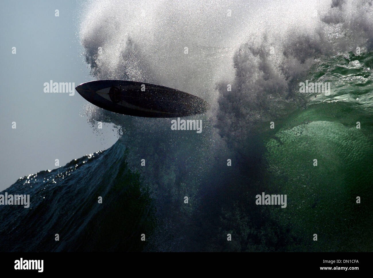 Feb 07, 2006; Half Moon Bay, CA, Stati Uniti d'America; una tavola da surf trova la sua strada attraverso un'onda con fuori del suo pilota durante i non conformisti Surf la concorrenza. Credito: foto di Kevin tedesco/Sacramento Bee/ZUMA premere. (©) Copyright 2006 by Sacramento Bee Foto Stock