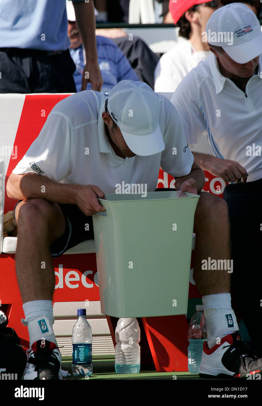 Feb 10, 2006; La Jolla, CA, Stati Uniti d'America; Andy RODDICK la finitura essendo malato al 2006 Coppa Davis a La Jolla Beach e Tennis Club a La Jolla, California. Credito: foto da John Hardick/ZUMA premere. (©) Copyright 2006 da John Hardick Foto Stock