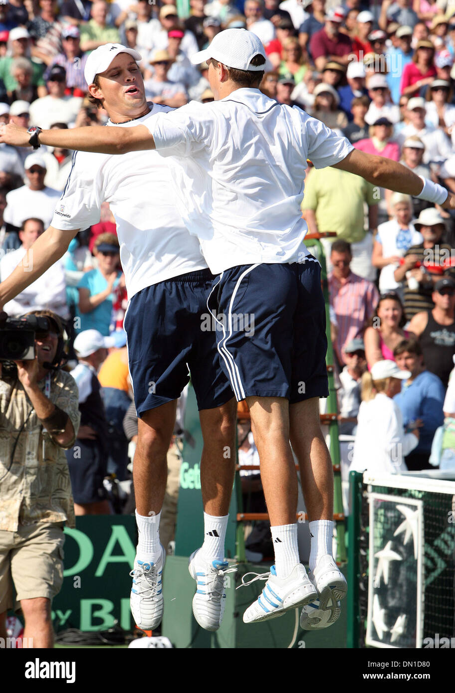 Feb 11, 2006; La Jolla, CA, Stati Uniti d'America; tennis: MIKE BRYAN e Bob BRYAN facendo il loro corpo firma slam dopo i Romeni incamerata la raddoppia la corrispondenza alla 2006 Coppa Davis a La Jolla Beach e Tennis Club di La Jolla. Credito: foto da John Hardick/ZUMA premere. (©) Copyright 2006 da John Hardick Foto Stock