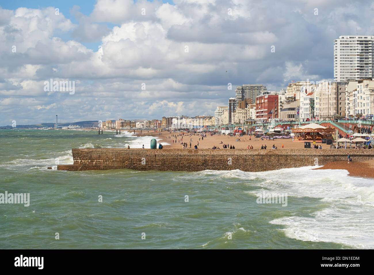 I turisti alla spiaggia di Brighton, località di attrazione, Sussex England Regno Unito. Foto Stock