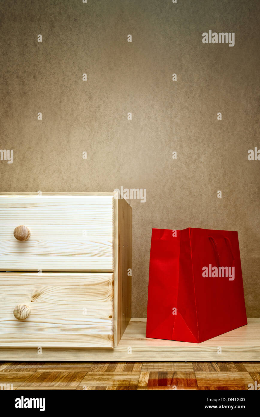 Red shopping bag in legno faggio armadio. Foto Stock