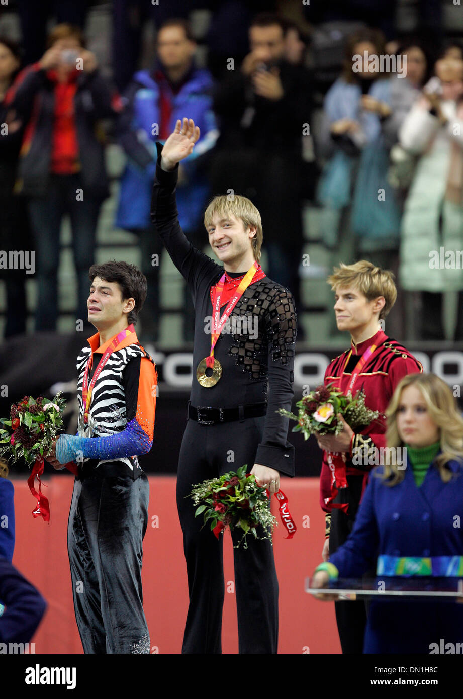 Feb 16, 2006; Torino, Italia; EVGENI PLUSHENKO della Russia, centro celebra la sua medaglia d'oro nella mens programma presso i XX Giochi Olimpici Invernali il Martedì, Febbraio 16, 2006. A sinistra, STEPHANE LAMBIEL, della Svizzera, argento e JEFFREY BUTTLE del Canada, bronzo. Credito: Foto di K.C. Alfred/SDU-T /ZUMA premere. (©) Copyright 2006 by SDU-T Foto Stock