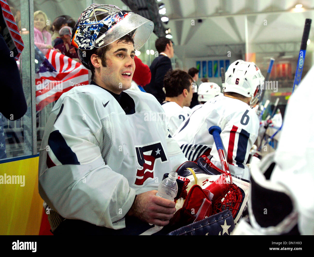 Feb 19, 2006; Torino, Italia; Svezia battere gli Stati Uniti 2-1 in maschile di hockey a Torino presso la XX edizione dei Giochi Olimpici Invernali di domenica 19 febbraio, 2006. Qui U.S. goalie RICK DIPIETRO orologi secondi finali della partita dopo che egli è stato tirato. Credito: Foto di K.C. Alfred/SDU-T /ZUMA premere. (©) Copyright 2006 by SDU-T Foto Stock