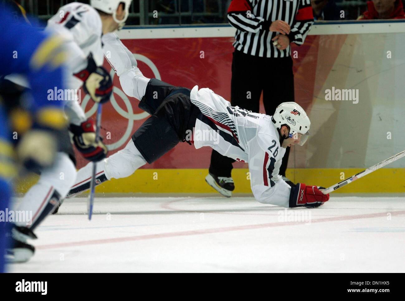 Feb 19, 2006; Torino, Italia; Svezia battere gli Stati Uniti 2-1 in maschile di hockey a Torino presso la XX edizione dei Giochi Olimpici Invernali di domenica 19 febbraio, 2006. Qui Erik Cole di U.S. viene attivato. Credito: Foto di K.C. Alfred/SDU-T /ZUMA premere. (©) Copyright 2006 by SDU-T Foto Stock