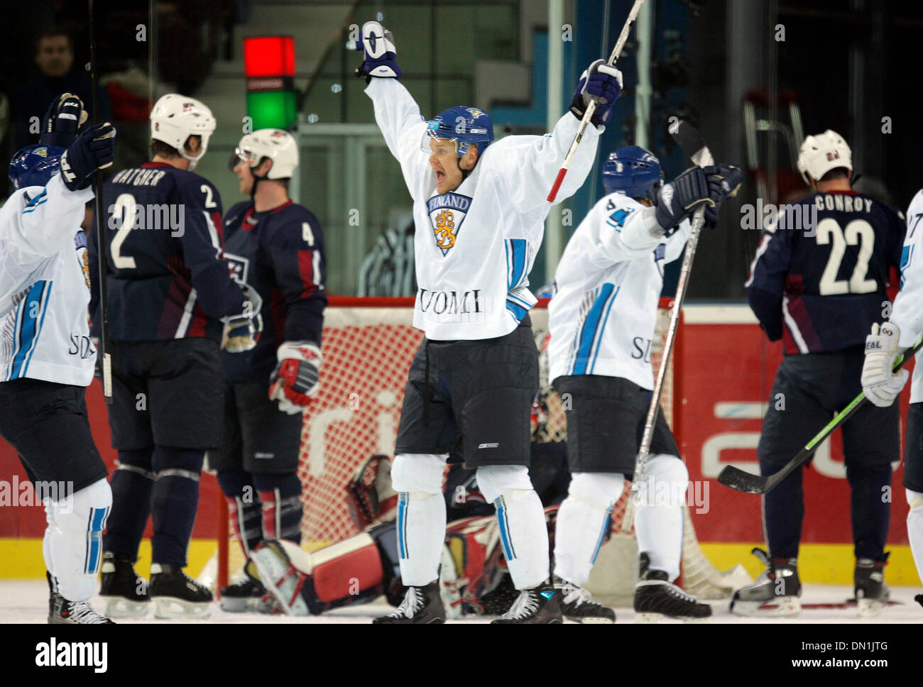 Feb 22, 2006; Torino, Italia; Finlandia battere gli Stati Uniti 4-3 in un quarterfinal match per eliminare gli Stati Uniti a Torino presso i XX Giochi Olimpici Invernali su Mercoledì, 22 febbraio, 2006. Qui, OLLI JOKINEN, centro di Finlandia celebra VILLE PELTONEN, (non mostrato) obiettivo nel secondo periodo. Credito: Foto di K.C. Alfred/SDU-T/ZUMA premere. (©) Copyright 2006 by SDU-T Foto Stock