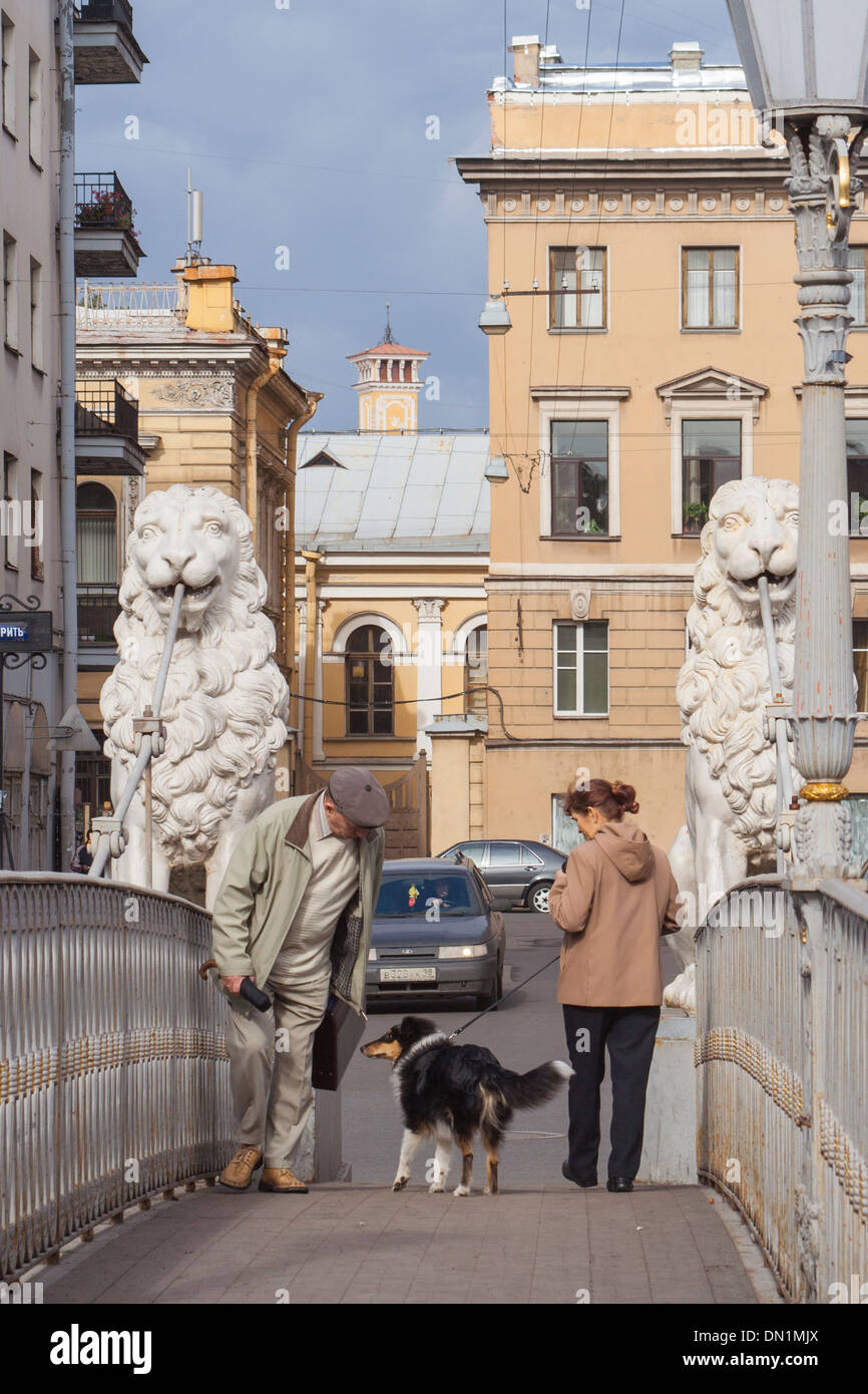 Russia, San Pietroburgo, ponte di quattro leoni oltre il canale Griboedov Foto Stock