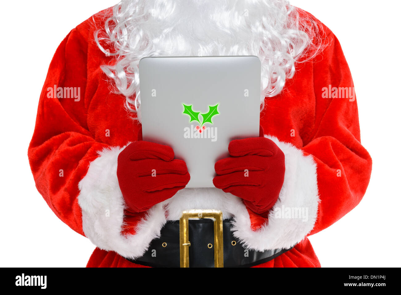 Santa Claus o Babbo Natale guardando al suo mobile tablet computer, isolato su uno sfondo bianco. Foto Stock