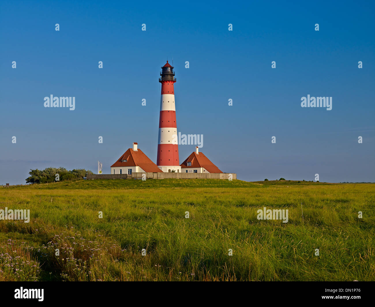 Faro Westerheversand, penisola di Eiderstedt, Frisia settentrionale, Schleswig-Holstein, Germania Foto Stock