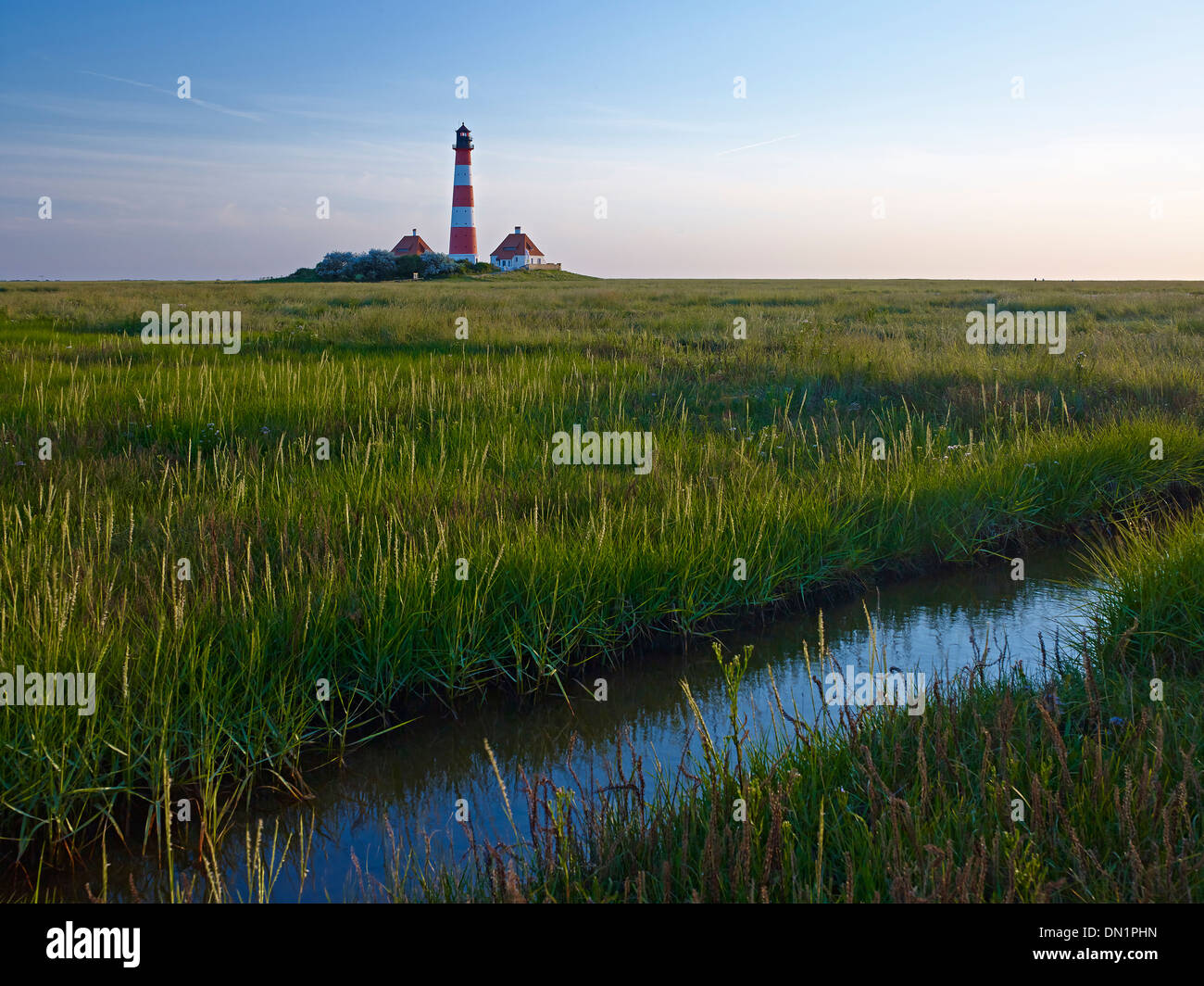 Faro Westerheversand, penisola di Eiderstedt, Frisia settentrionale, Schleswig-Holstein, Germania Foto Stock