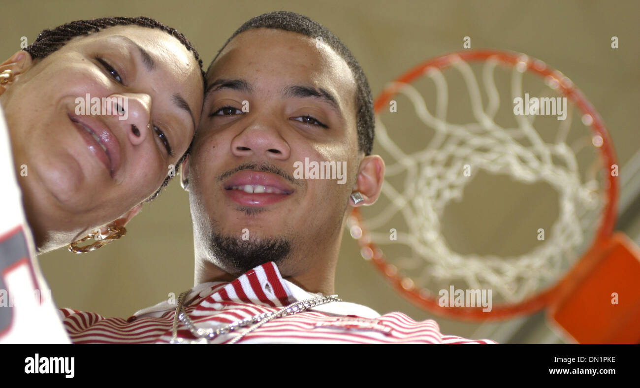 Mar 04, 2006; Storrs, CT, Stati Uniti d'America; 6' 3' università del Connecticut point guard MARCUS WILLIAMS e sua madre MICHELE, che ha resistito e ha contribuito a suo figlio poiché egli è stato arrestato per il tentativo di vendere due computer portatili rubati da un amico la scorsa primavera, a Gample Padiglione sul campus di UCONN . Credito: Foto da Stan Godlewski/ZUMA premere. (©) Copyright 2006 da Stan Godlewski Foto Stock