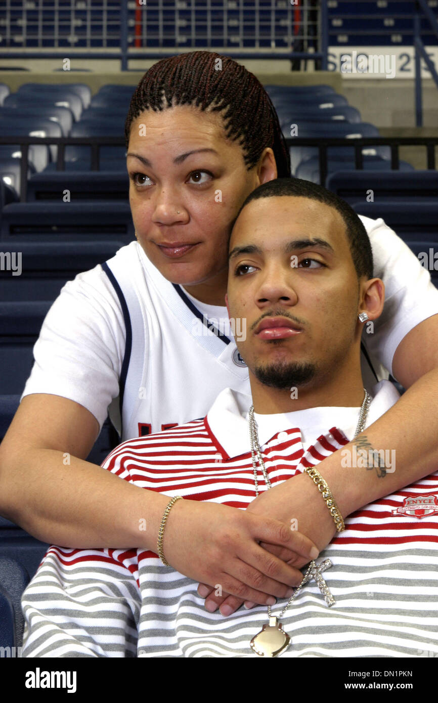 Mar 04, 2006; Storrs, CT, Stati Uniti d'America; 6' 3' università del Connecticut point guard MARCUS WILLIAMS e sua madre MICHELE, che ha resistito e ha contribuito a suo figlio poiché egli è stato arrestato per il tentativo di vendere due computer portatili rubati da un amico la scorsa primavera, a Gample Padiglione sul campus di UCONN . Credito: Foto da Stan Godlewski/ZUMA premere. (©) Copyright 2006 da Stan Godlewski Foto Stock