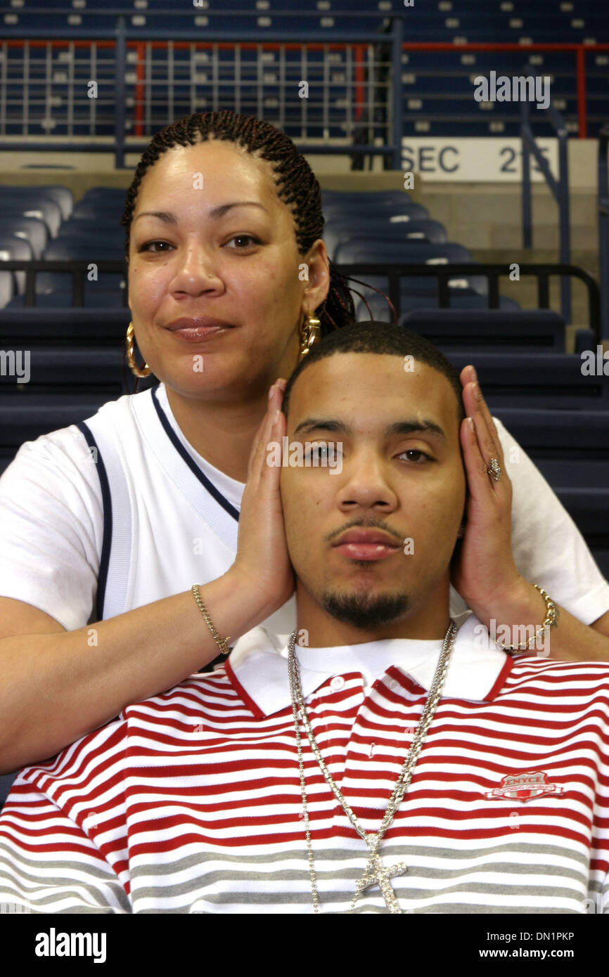 Mar 04, 2006; Storrs, CT, Stati Uniti d'America; 6' 3' università del Connecticut point guard MARCUS WILLIAMS e sua madre MICHELE, che ha resistito e ha contribuito a suo figlio poiché egli è stato arrestato per il tentativo di vendere due computer portatili rubati da un amico la scorsa primavera, a Gample Padiglione sul campus di UCONN . Credito: Foto da Stan Godlewski/ZUMA premere. (©) Copyright 2006 da Stan Godlewski Foto Stock