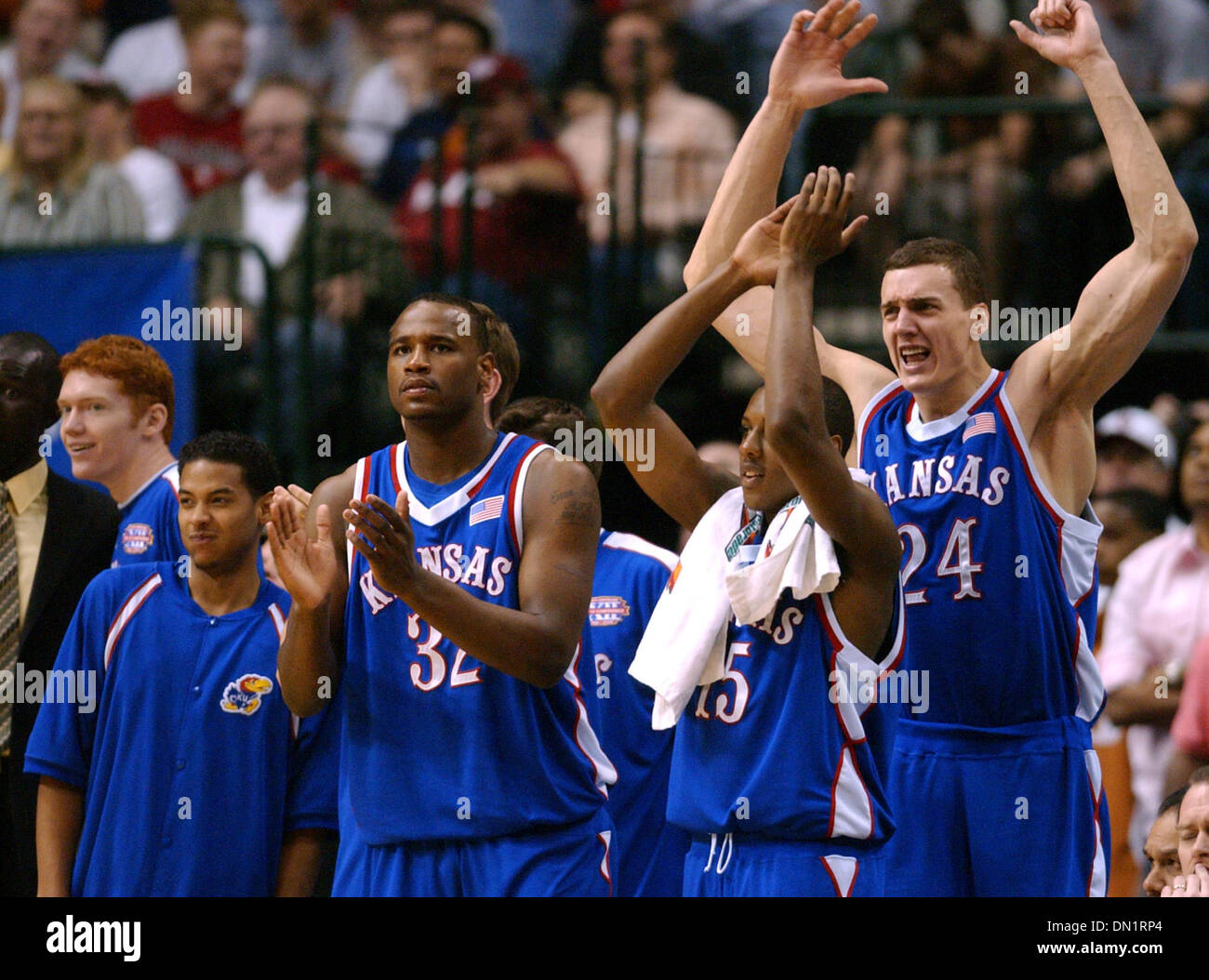 Mar 12, 2006; Dallas, TX, Stati Uniti d'America; NCAA Basket: Membri del Kansas Jayhawks inizia a festeggiare vicino alla fine del gioco con il Texas Longhorns durante il 2006 Phillips 66 12 grandi uomini del campionato domenica 12 marzo 2006 presso l'American Airlines Center di Dallas, TX. Kansas è andato a vincere 80-68. Credito: Foto di EA Ornelas/San Antonio Express-News/ZUMA premere. (©) Copyr Foto Stock