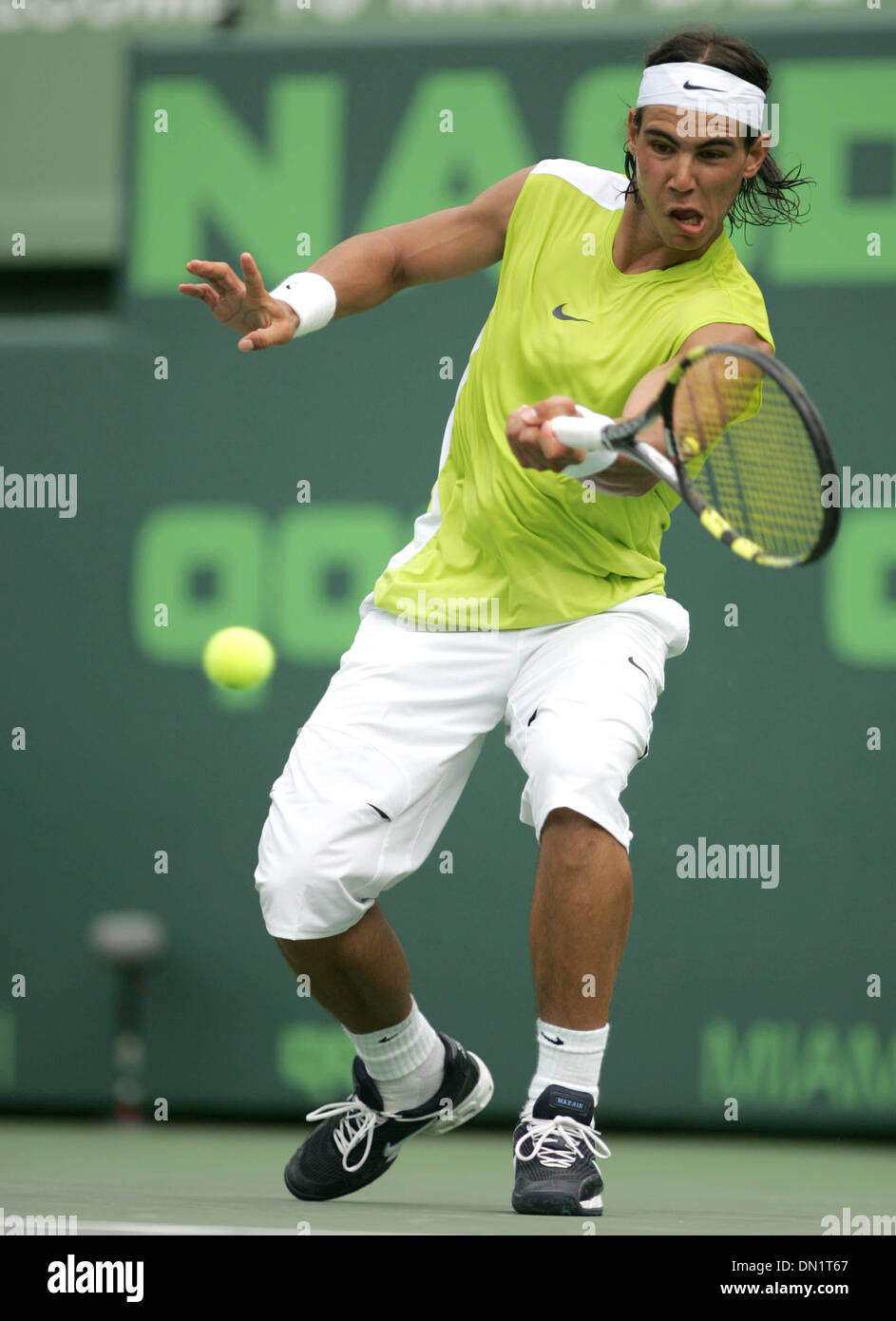 Mar 24, 2006; Key Biscayne, FL, Stati Uniti d'America; NASDAQ-100 Open Tennis. Rafael Nadal restituisce un colpo durante la sua perdita di colleghi lo spagnolo Carlos Moya. Credito: Foto da Allen Eyestone/Palm Beach post /ZUMA premere. (©) Copyright 2006 da Palm Beach post Foto Stock