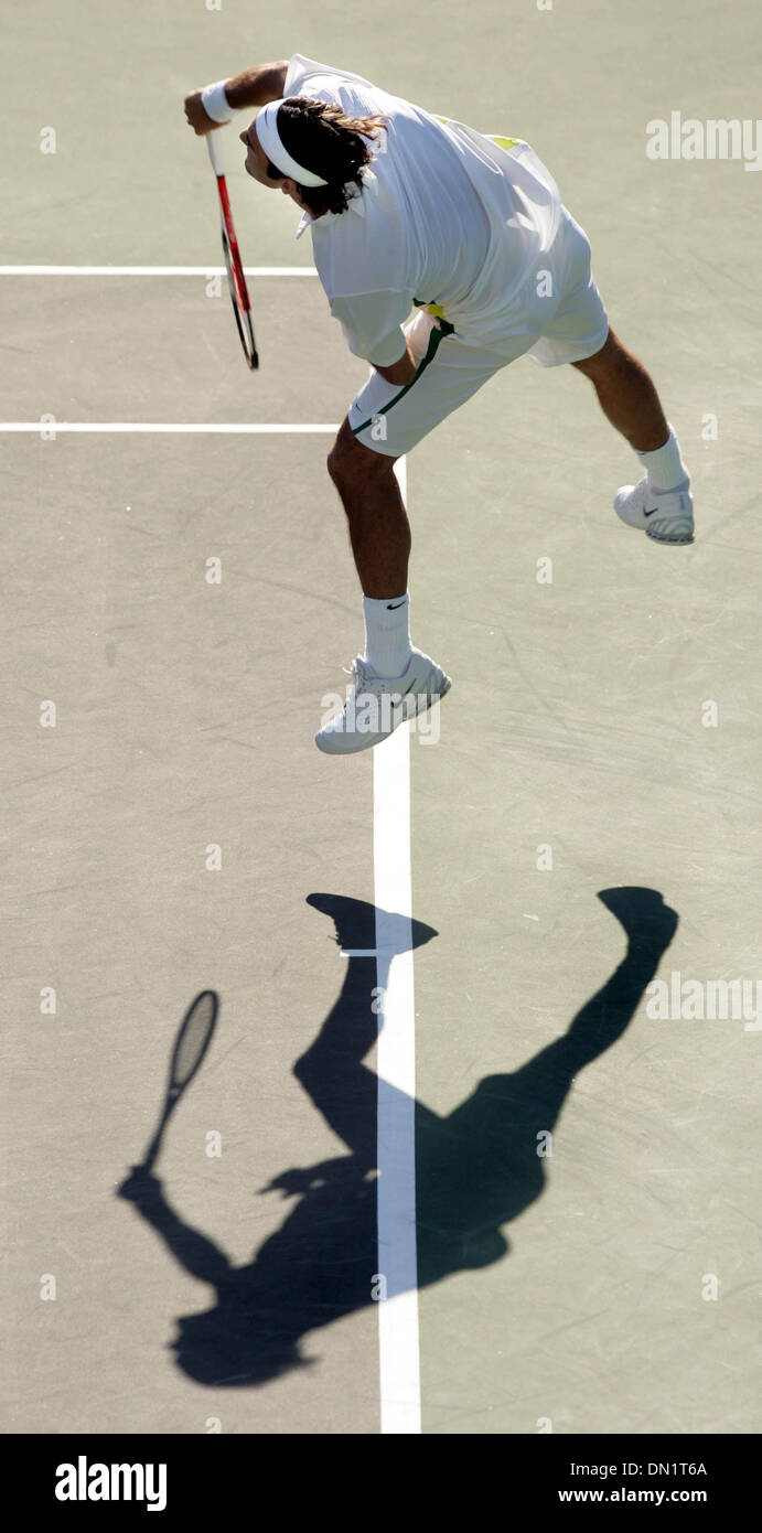 Mar 24, 2006; Key Biscayne, FL, Stati Uniti d'America; NASDAQ-100 Open Tennis. No. 1 seed Roger Federer serve a Arnaud CLEMENT. Credito: Foto da Allen Eyestone/Palm Beach post /ZUMA premere. (©) Copyright 2006 da Palm Beach post Foto Stock