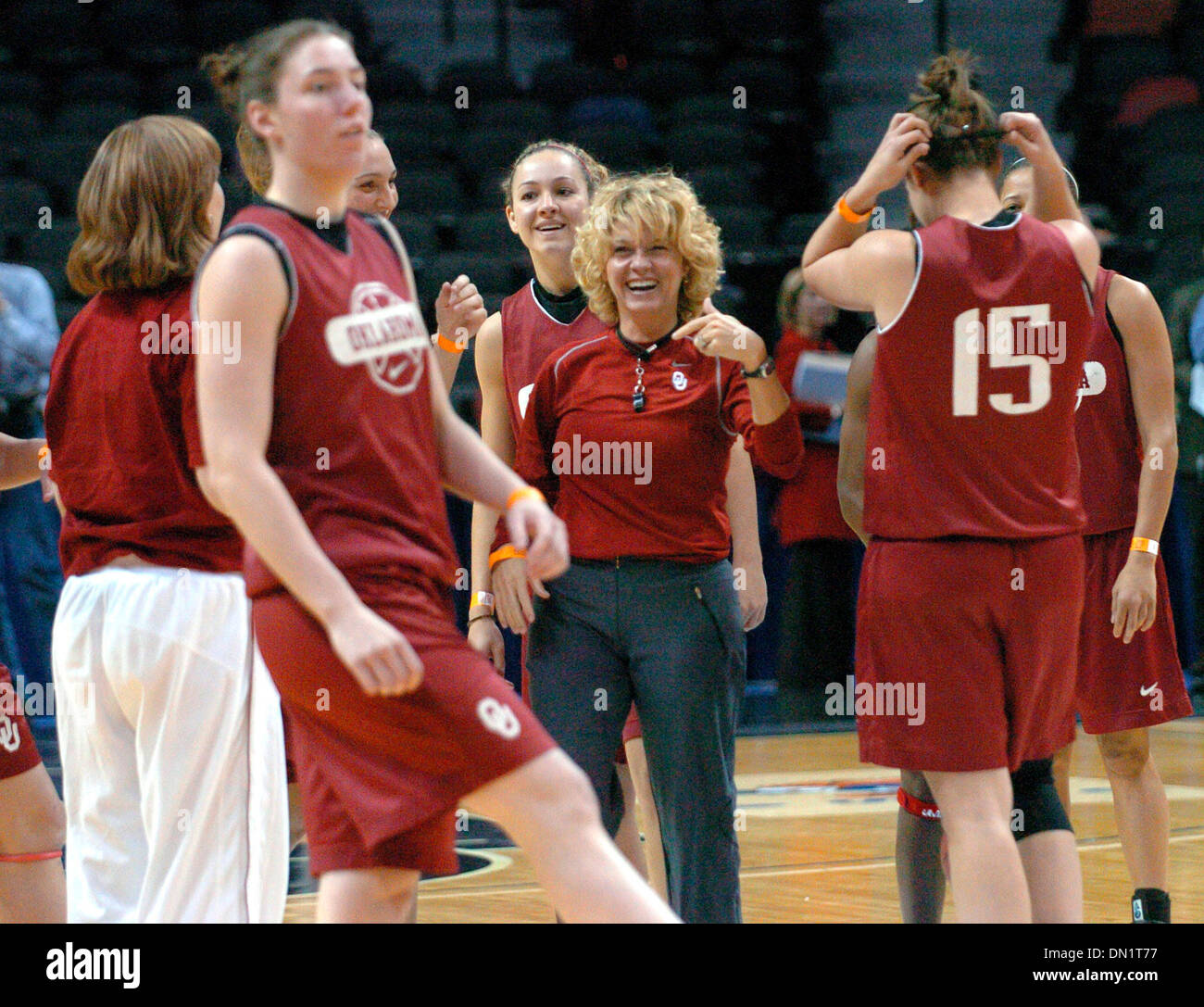 Mar 24, 2006; San Antonio, TX, Stati Uniti d'America; NCAA donna Basket: Oklahoma coach Sherri Coale, centro risate con il suo team dopo un membro del team ha fatto una mezza corte girato durante le libere di venerdì pomeriggio 24 Marzo 2006 presso l'AT&T Center di San Antonio in anticipo dei Sooners NCAA Divisione I torneo regionale partita contro la Stanford. Credito: Foto da D Lopez/San Antonio Expres Foto Stock