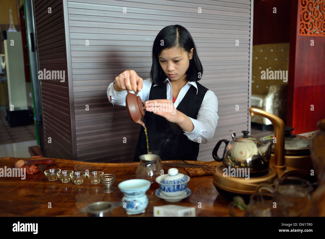 Una ragazza del tè di servizi per gli ospiti in Changsha Hunan, Cina. 05-Dec-2013 Foto Stock