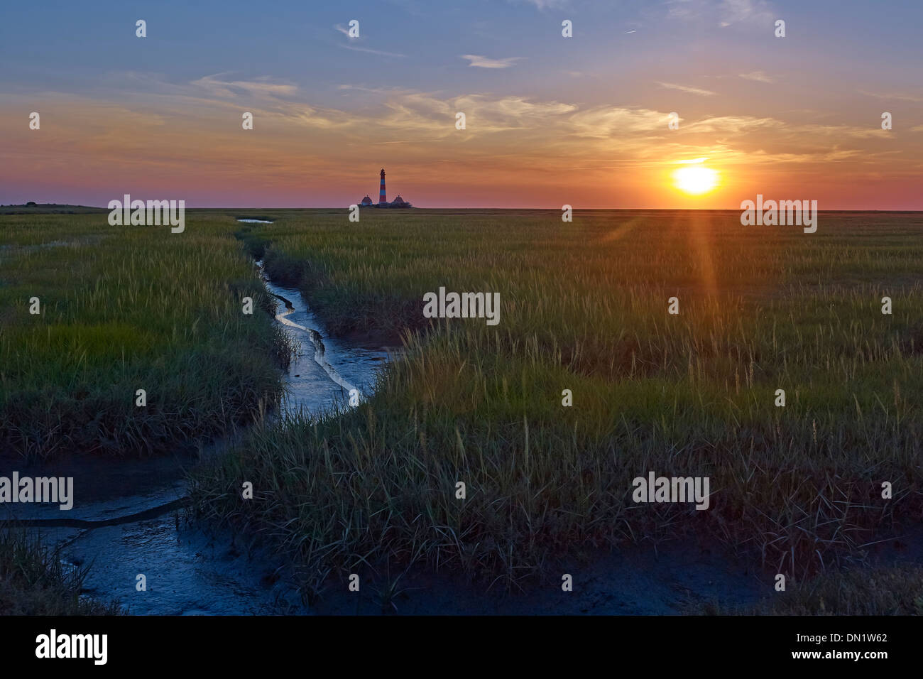 Tramonto al faro Westerheversand, penisola di Eiderstedt, Frisia settentrionale, Schleswig-Holstein, Germania Foto Stock