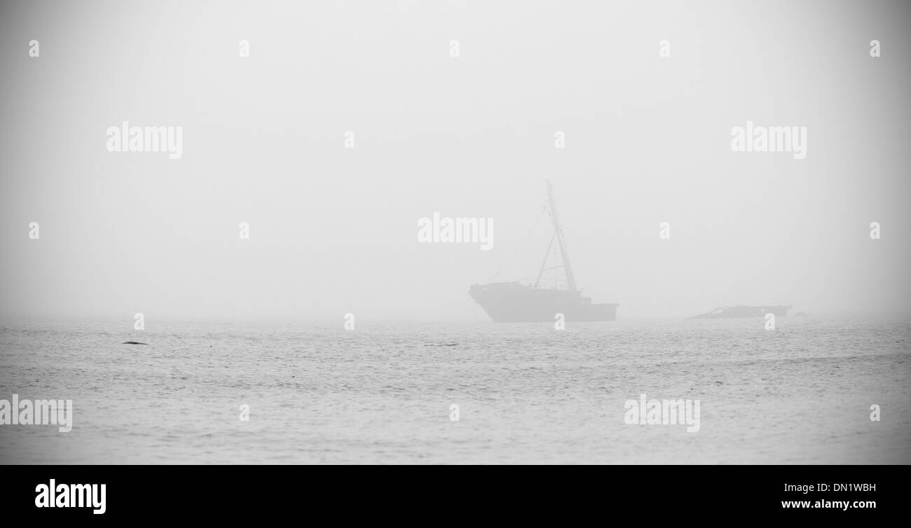 Vecchio relitto della nave in mare in un giorno di nebbia Foto Stock