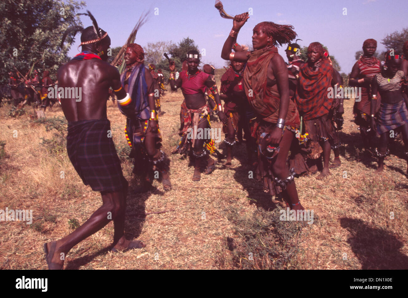 La cerimonia del salto di toro della tribù hamer, valle di Omo, Etiopia Foto Stock