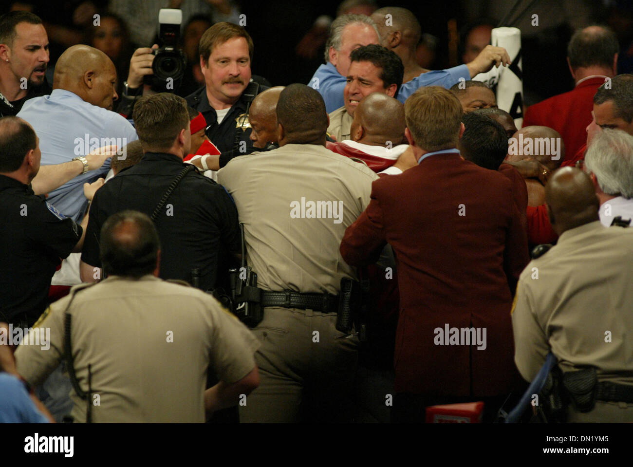 Apr 08, 2006; Las Vegas, NV, STATI UNITI D'AMERICA; Floyd Mayweather JR. vs ZAB GIUDA IBF Welterweight lotta. Quando Giuda punzonati MAYWEATHER al di sotto del nastro ROGER MAYWEATHER trainer & zio saltato nel ring & andato dopo ZAB Giuda. ZAB il padre/ trainer JOEL Giuda centro nel centro della rissa. Nevada athletic ispettore capo TONY LATO lo sfondo è blu shirt & ispettori in Bordeaux giacche lungo wi Foto Stock