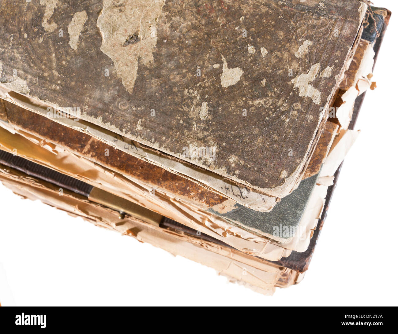 Molto vecchi libri antichi isolato a sfondo bianco Foto Stock