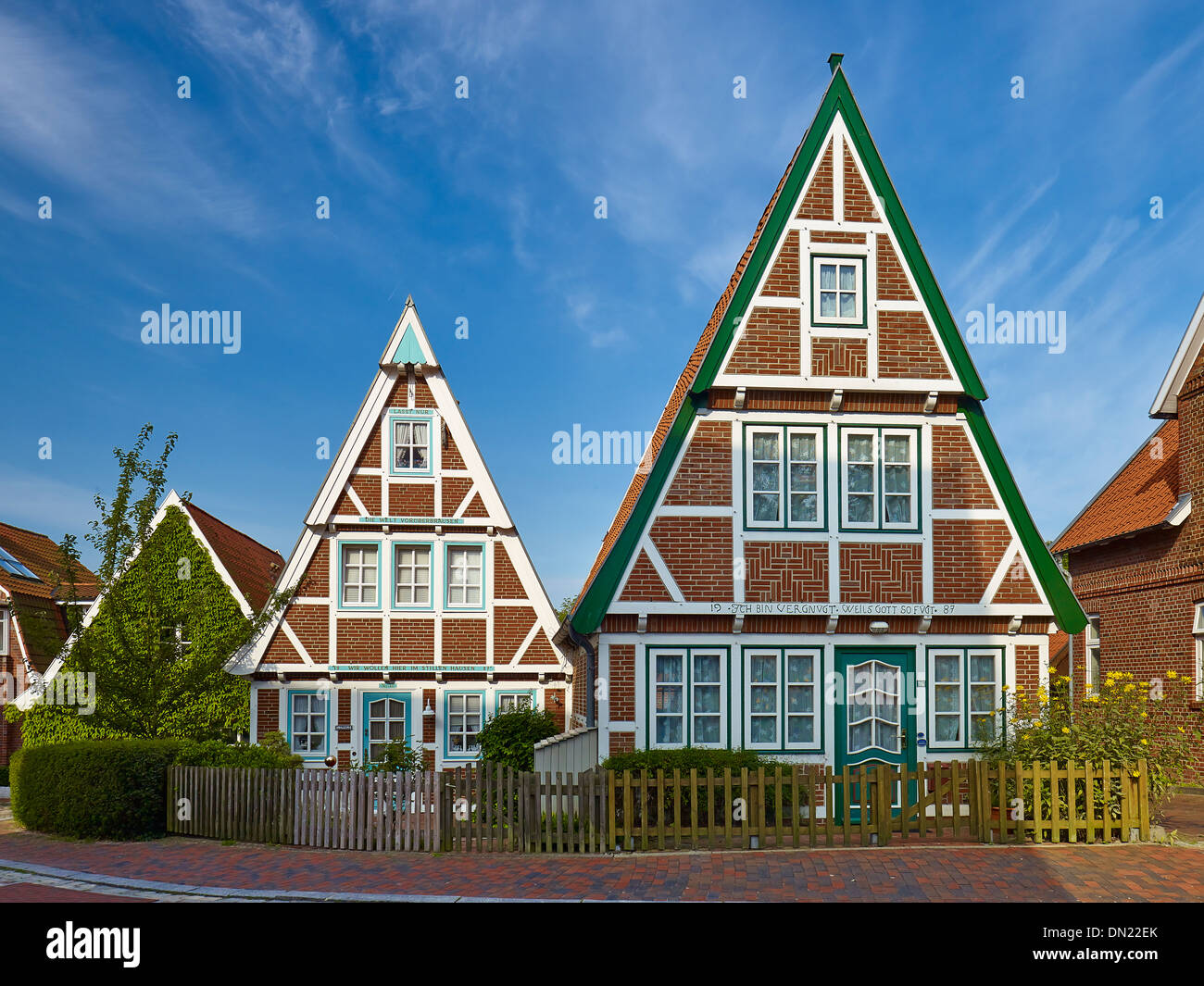 Due semi-case con travi di legno a Otterndorf, Land Hadeln, Bassa Sassonia, Germania Foto Stock