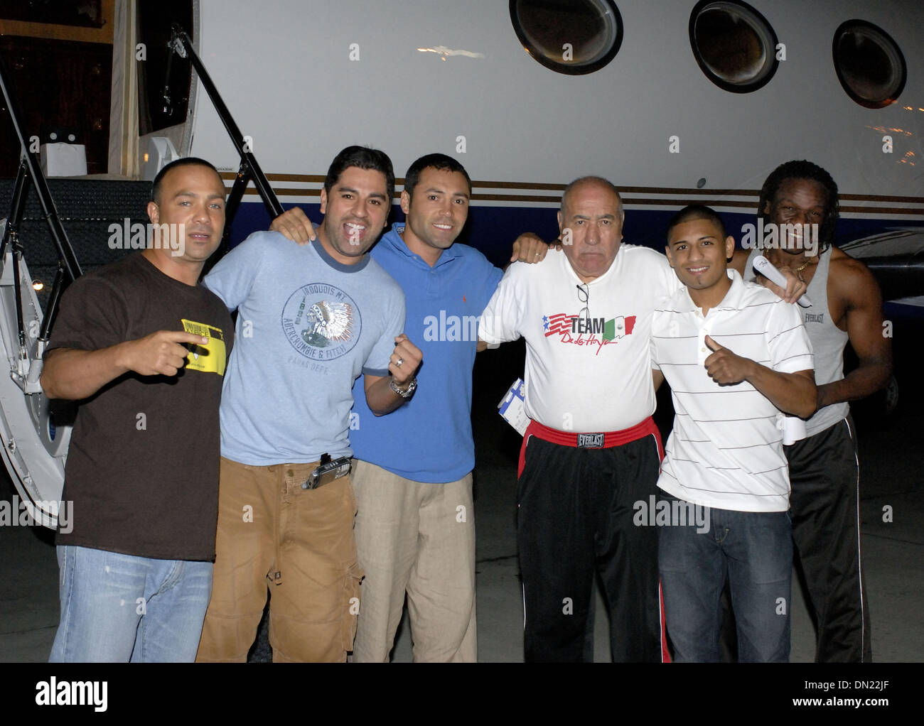 Apr 30, 2006; Los Angeles, CA, Stati Uniti d'America; Team De La Hoya (L-R (?) JOEL DE LA HOYA, 6 volte Campione del Mondo di Oscar De La Hoya e Joe Chavez, ABNER MARES, Floyd Mayweather SR.) arriva a Los Angeles tramite jet privato per il suo prossimo 6 Maggio showdown con Ricardo Mayorga. Lo scontro sarà De La Hoya del primo in circa venti mesi dopo essere stato messo K.O. da Bernard Hopkins. Credito: foto da Foto Stock