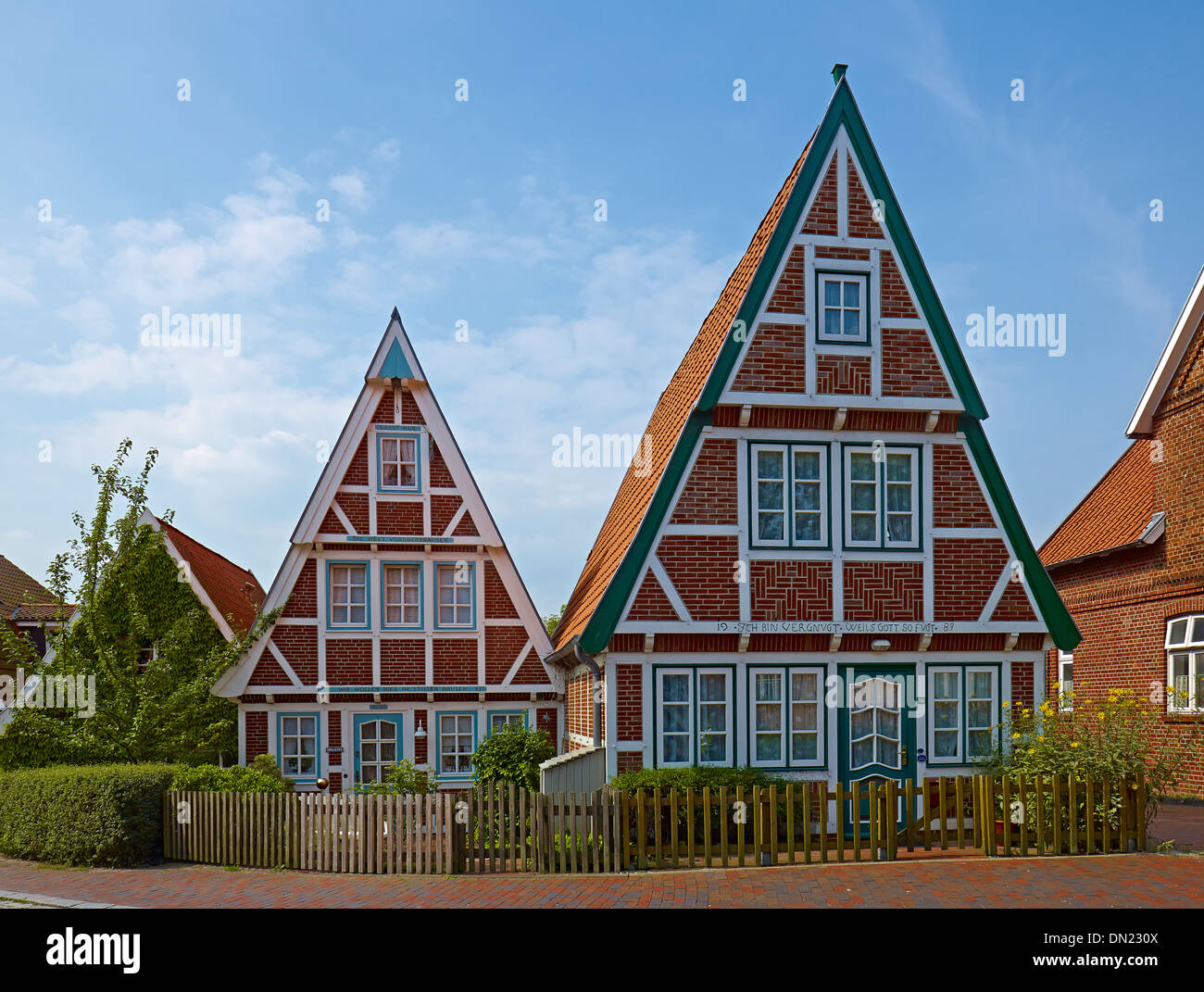 Due semi-case con travi di legno a Otterndorf, Land Hadeln, Bassa Sassonia, Germania Foto Stock