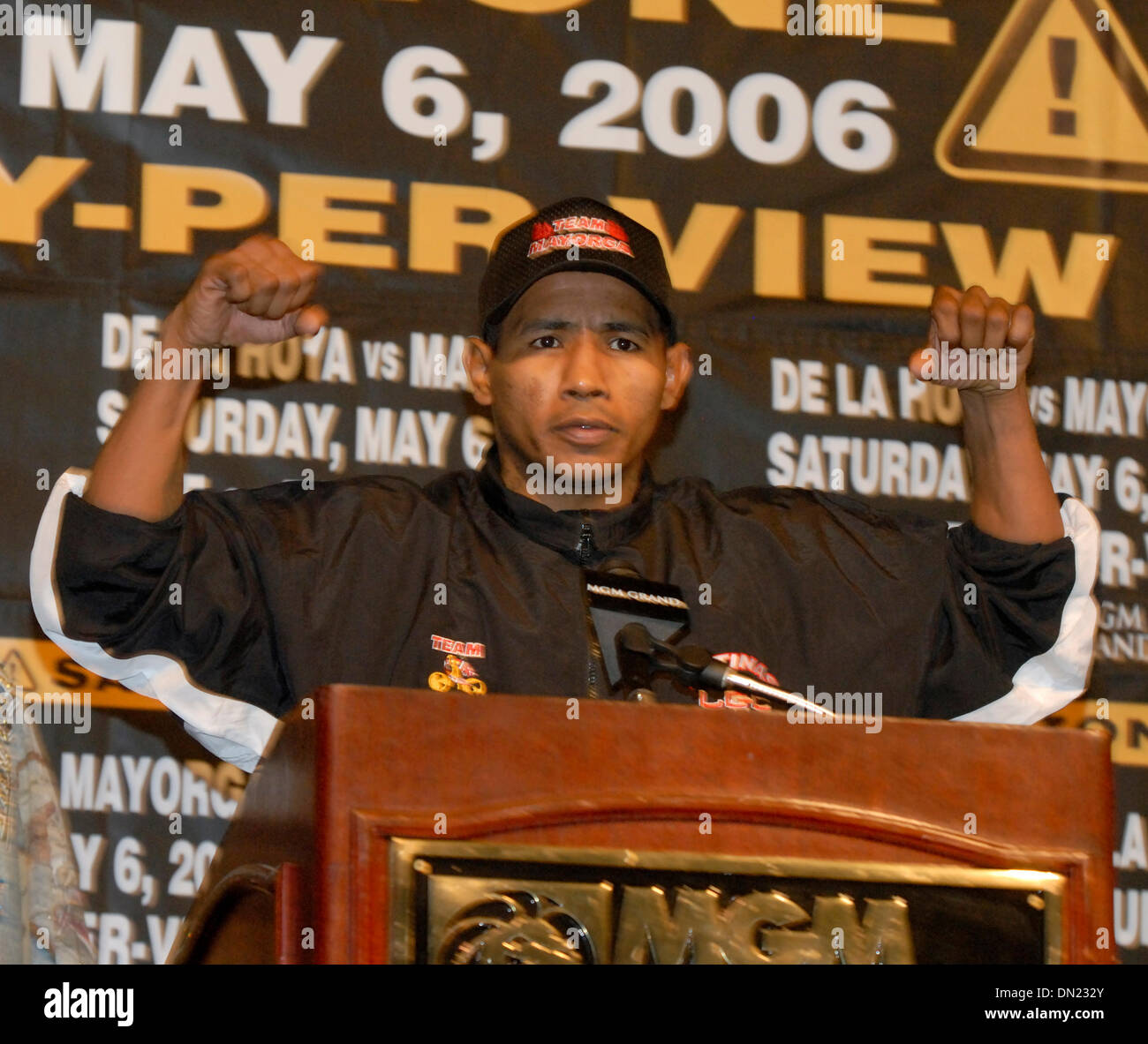Maggio 03, 2006; Las Vegas, NV, STATI UNITI D'AMERICA; Corrente WBC Super Welterweight Champion RICARDO MAYORGA prende il podio durante la conferenza stampa finale per la sua WBC Mondo Super Welterweight Championship bout contro Oscar De La Hoya. A Mayorga e il suo promotore Don King sono stati oltre 2 ore di ritardo per la conferenza stampa finale dopo Mayorga minacciato di ritirarsi dall'bout a meno che egli non è pagato Mill Foto Stock