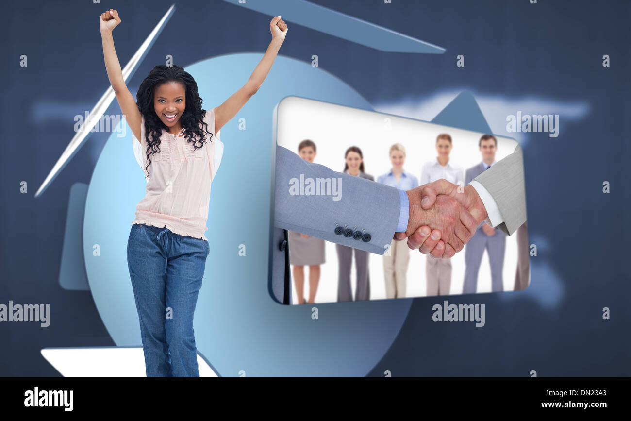 Immagine composita di una giovane donna felice sta con le mani in aria Foto Stock