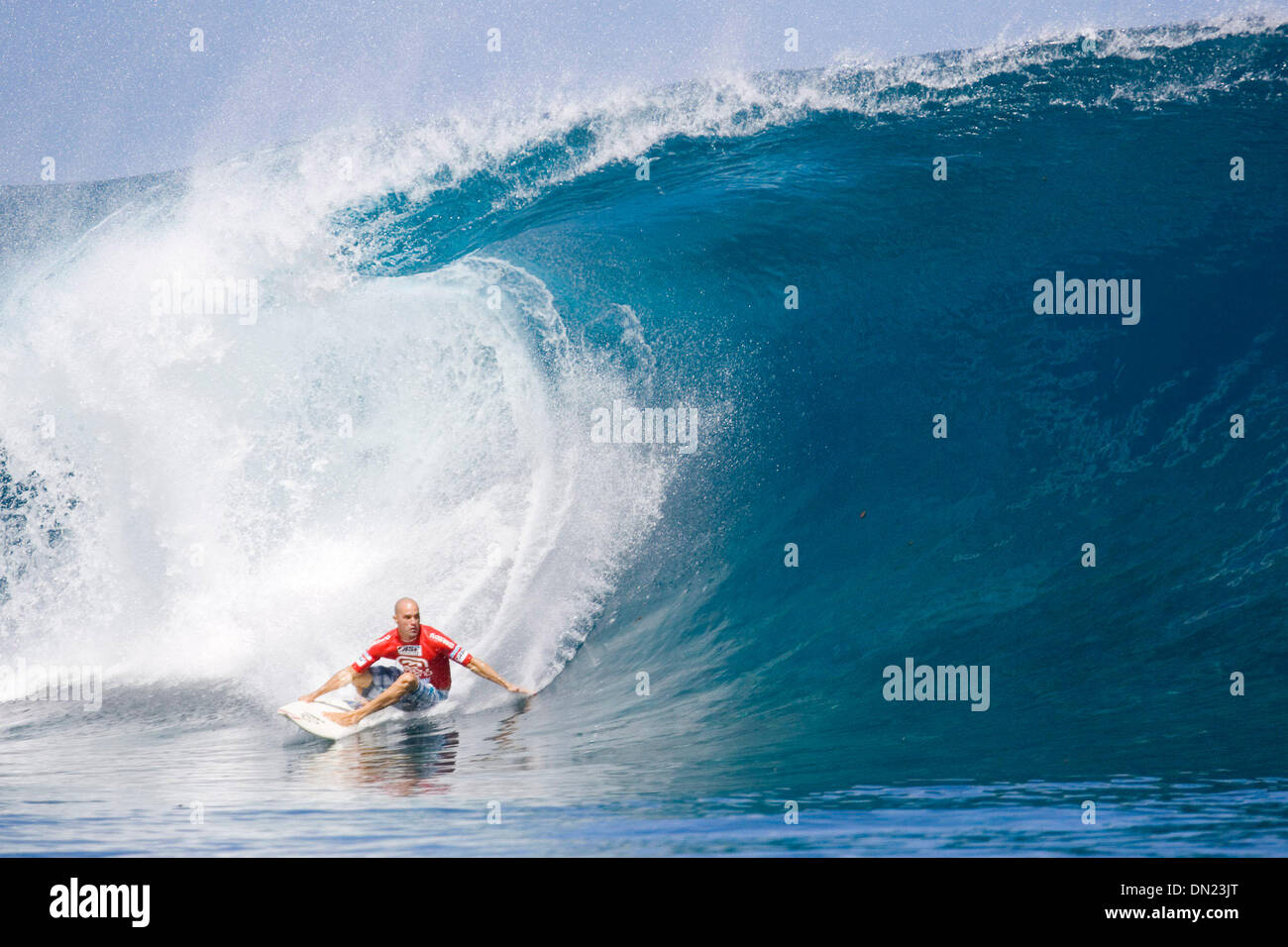 Maggio 09, 2006; Teahupoo, TAHITI; che regna sette volte ASP campione del mondo e difendendo il Billabong Pro champion Kelly Slater (Cocoa Beach, Florida, USA) (foto) usato il suo finemente sintonizzati wave conoscenza a strappare le poche buone onde che laminati attraverso la lineup Teahupoo a prendere un calore vincere nel primo round del Billabong Pro Tahiti. Slater avanzate per tre round, mette in disparte Heia con caratteri jolly Foto Stock