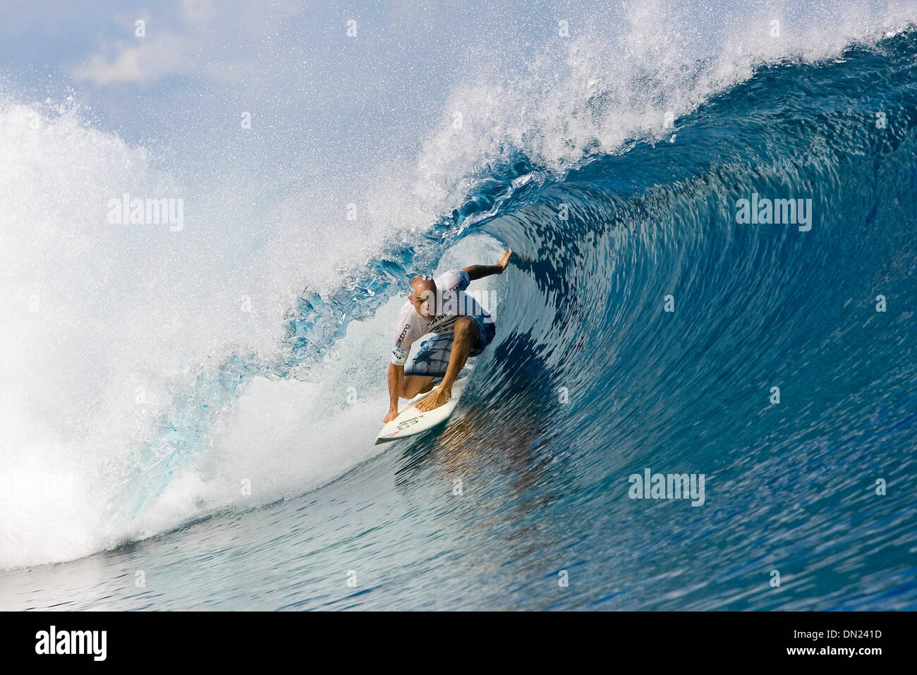 Maggio 13, 2006; Teahupoo, Teahupoo, TAHITI; sette volte ASP campione del mondo e difendendo il Billabong Pro champion Kelly Slater (Cocoa Beach, Florida, USA) (foto) finito uguale a terzi il Billabong Pro Tahiti oggi. Slater sostenute da una nervatura del pregiudizio dopo un'onda lo gettarono sul reef poco profondi letto durante il suo semi finale incontro contro il rookie Fred Patacchia (Haw). Slater ha perso il suo lato dx Foto Stock