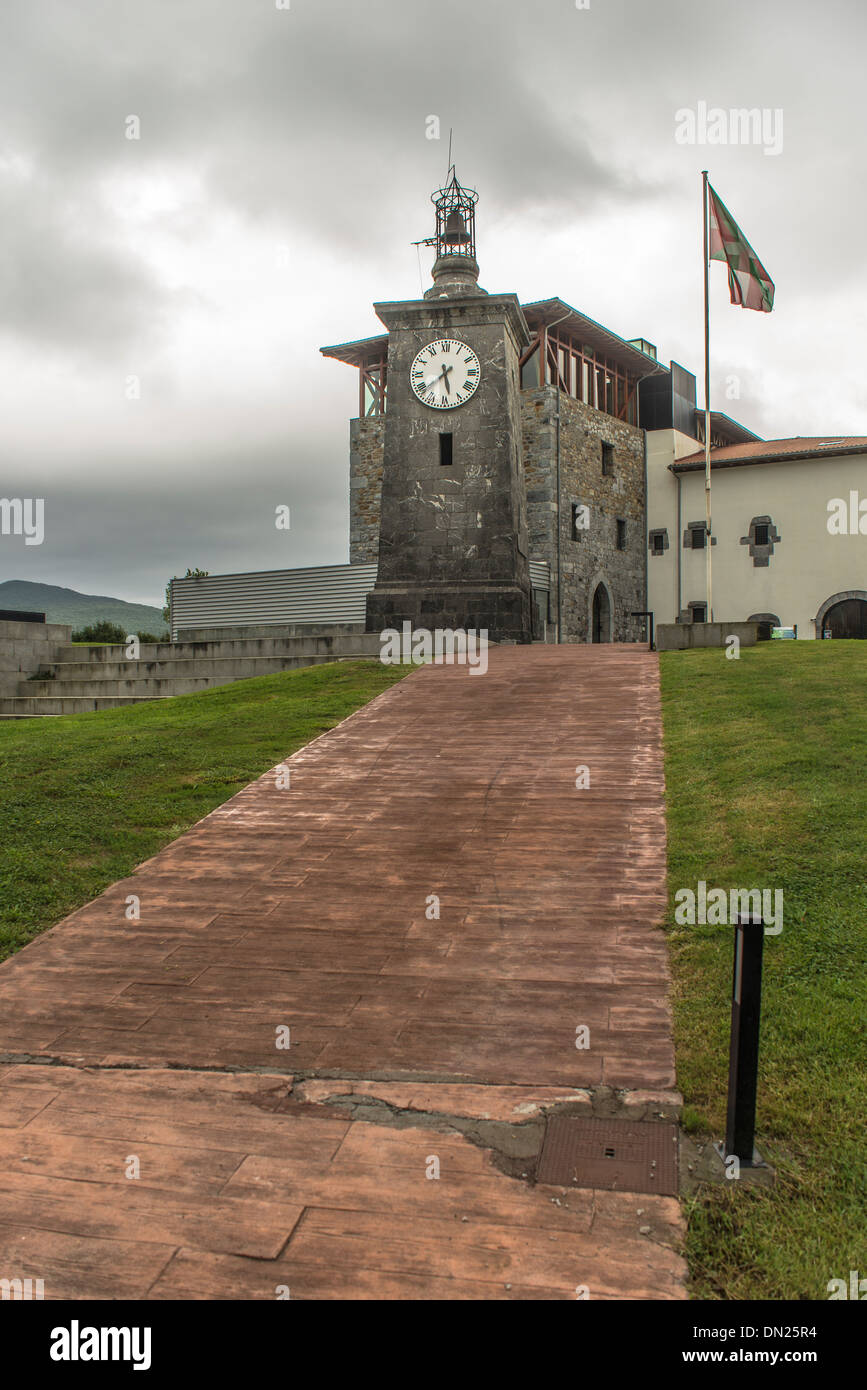 Madariaga torre a Busturia villaggio e alla Riserva della Biosfera di Urdaibai, Biscaglia, Paesi Baschi Foto Stock
