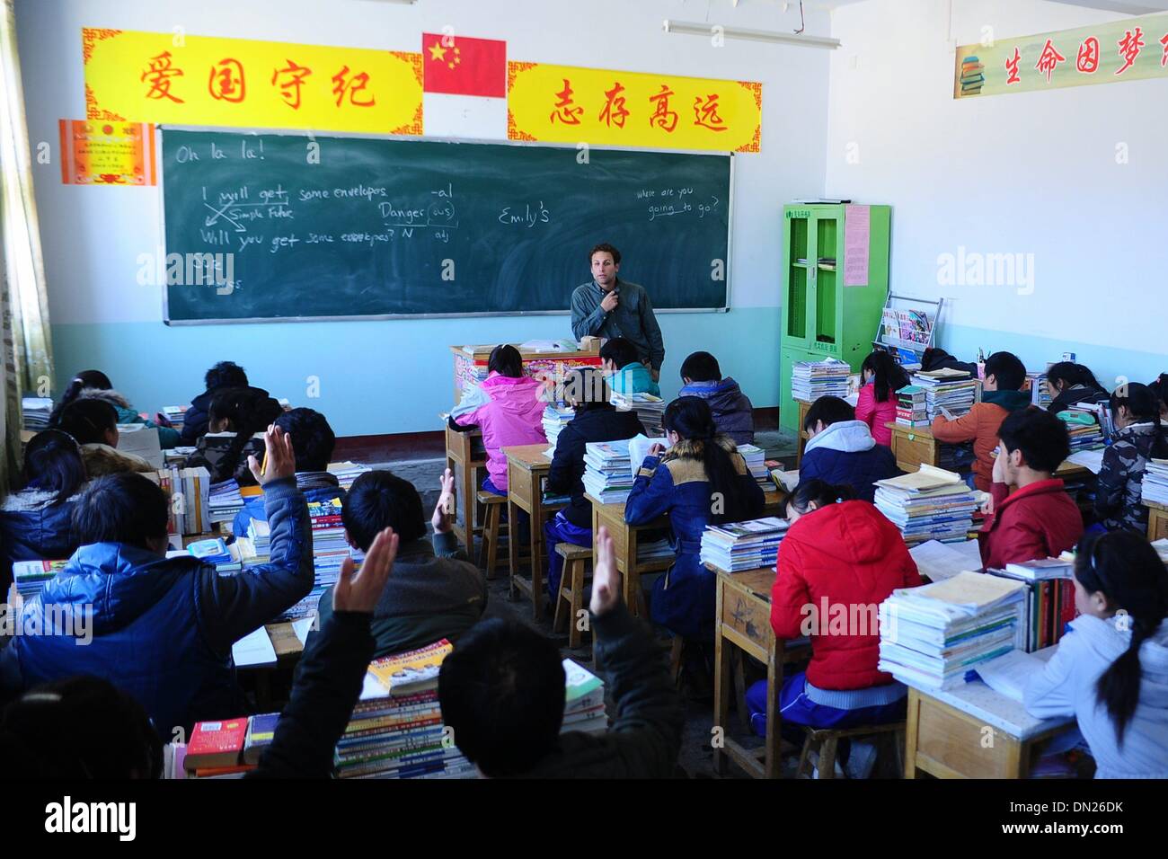 (131218) -- HUANGNAN, Dic 18, 2013 (Xinhua) -- Andrew classe dà agli studenti a seconda Minzu Middle School in tibetano prefettura autonoma di Huangnan, a nord-ovest della Cina di Provincia di Qinghai, Dic 17, 2013. Il 29-anno-vecchio Andrew Frankel dall America ha sempre dimostrato interesse nella cultura tibetana. Nel 2012, egli ha lasciato la sua città natale di Qinghai e divenne un insegnante presso la scuola. Oltre a insegnare inglese classi, ha stabilito un inglese un angolo libri e un film club, la creazione di una migliore inglese-studiando atmosfera per studenti locali. " Mi piace stare con i miei studenti", Andrew ha detto come ha trovato la Foto Stock