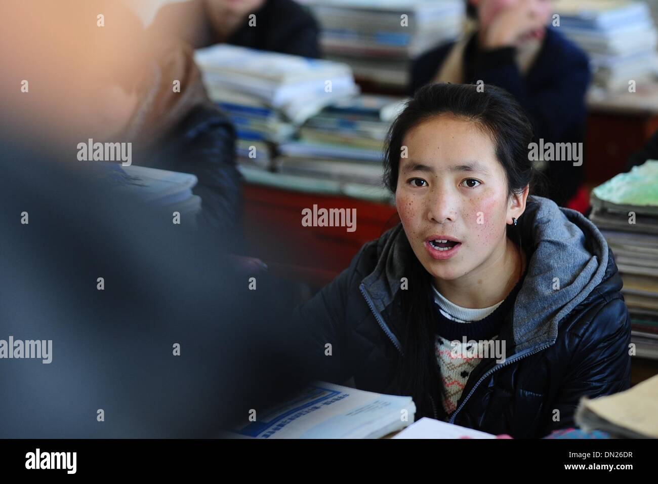 (131218) -- HUANGNAN, Dic 18, 2013 (Xinhua) -- Gli studenti ascoltare Andrew della classe a seconda Minzu Middle School in tibetano prefettura autonoma di Huangnan, a nord-ovest della Cina di Provincia di Qinghai, Dic 17, 2013. Il 29-anno-vecchio Andrew Frankel dall America ha sempre dimostrato interesse nella cultura tibetana. Nel 2012, egli ha lasciato la sua città natale di Qinghai e divenne un insegnante presso la scuola. Oltre a insegnare inglese classi, ha stabilito un inglese un angolo libri e un film club, la creazione di una migliore inglese-studiando atmosfera per studenti locali. " Mi piace stare con i miei studenti", Andrew ha detto come ha trovato Foto Stock