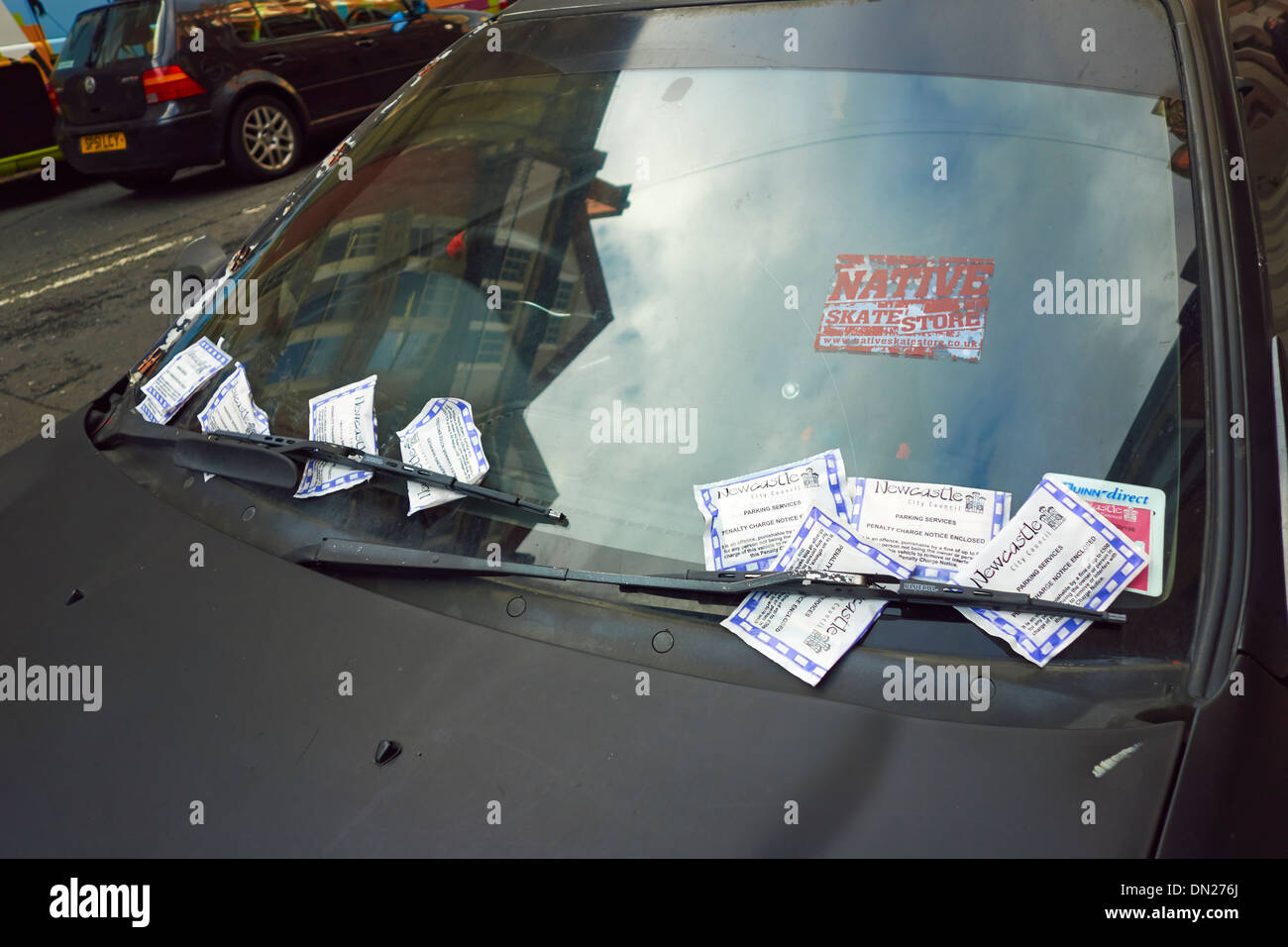 Auto abbandonate con un sacco di parcheggio biglietti sul parabrezza. Foto Stock