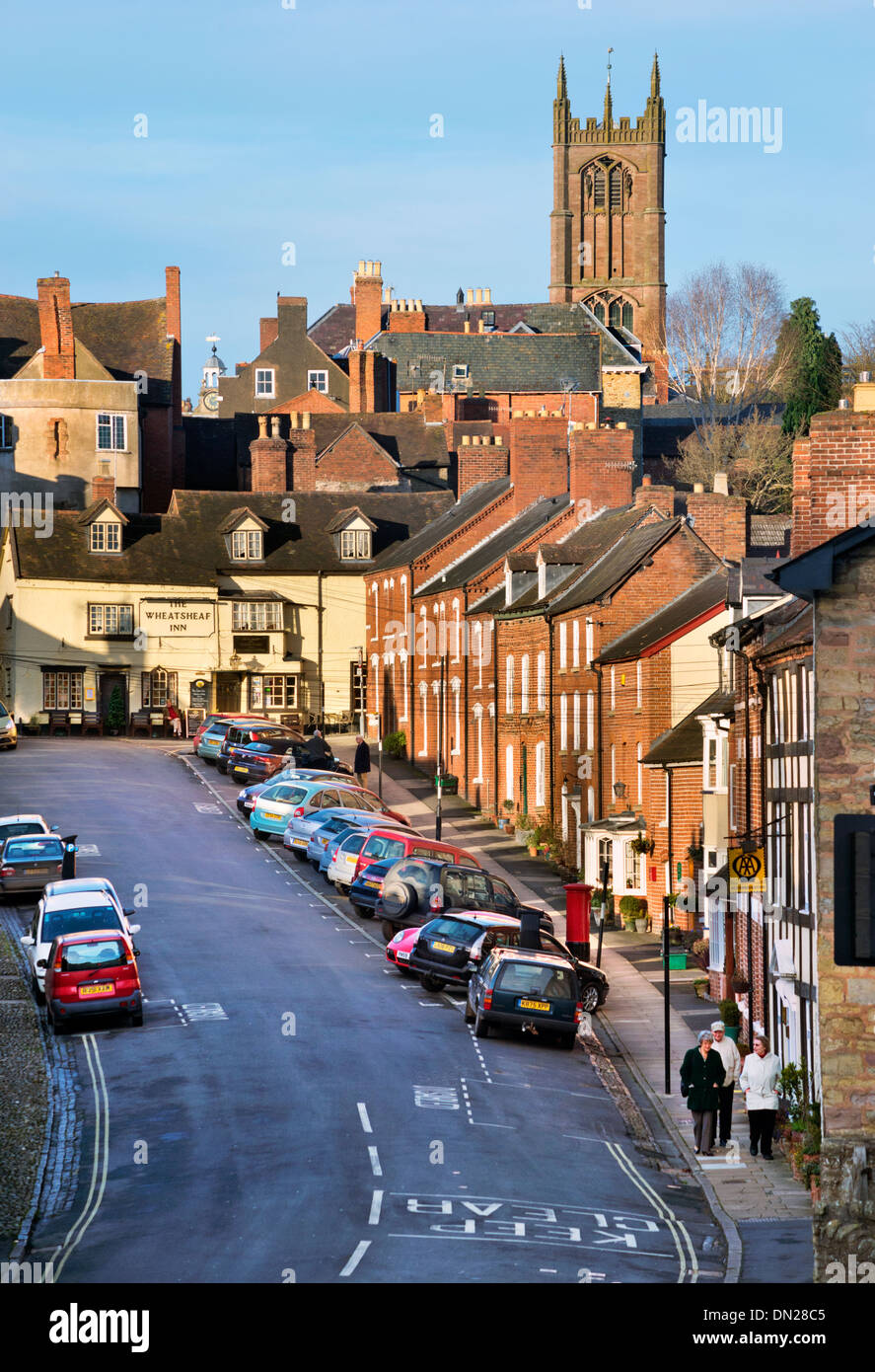 Ludlow, Shropshire, Regno Unito. Vista inferiore del Broad Street e St Laurence Chiesa Foto Stock