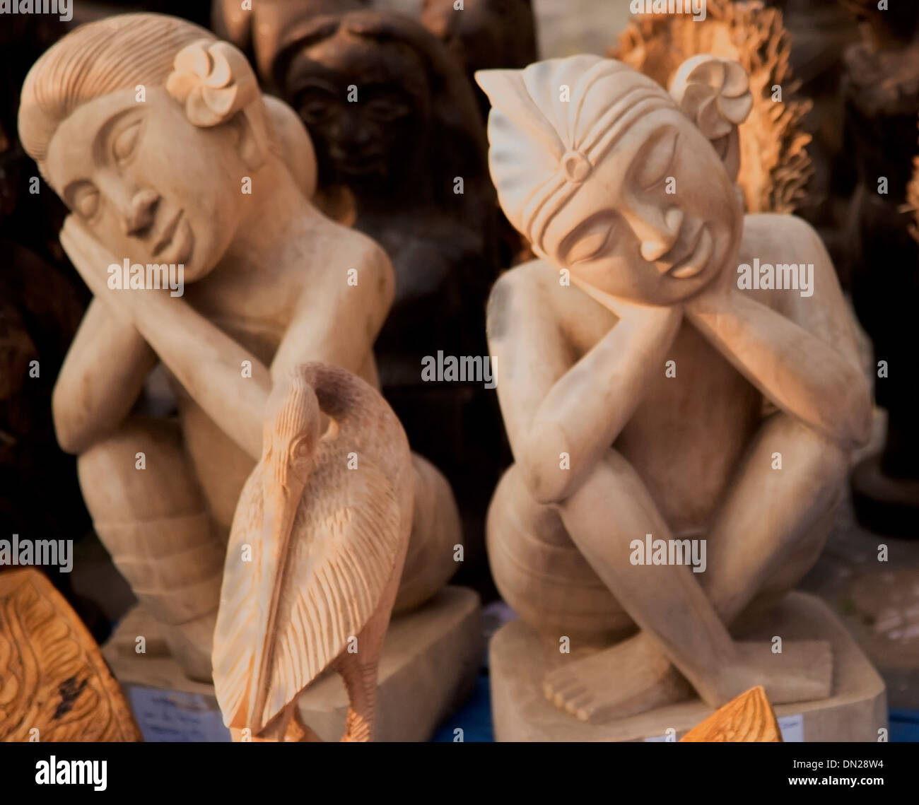 Scultura in legno del tempio due maschio e femmina di devoti. Foto Stock