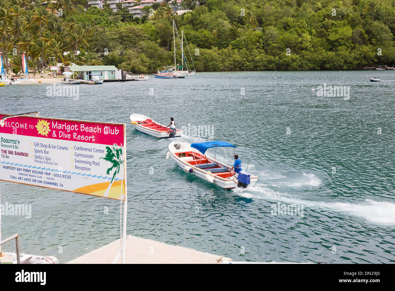 L'acqua taxi boats velocità attraverso Marigot Bay, St Lucia. Foto Stock