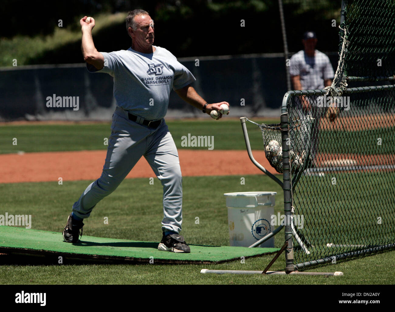 Maggio 24, 2006; Chula Vista, CA, Stati Uniti d'America; San Diego Surf Dawgs pitching coach TIM BLACKWELL lancia sfere per hitters durante la pratica a sudovest di College in Chula Vista il mercoledì pomeriggio. Credito: Foto di Laura Embry/SDU-T/ZUMA premere. (©) Copyright 2006 by SDU-T Foto Stock